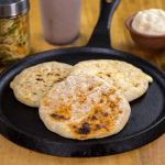 Queso con chicharrón